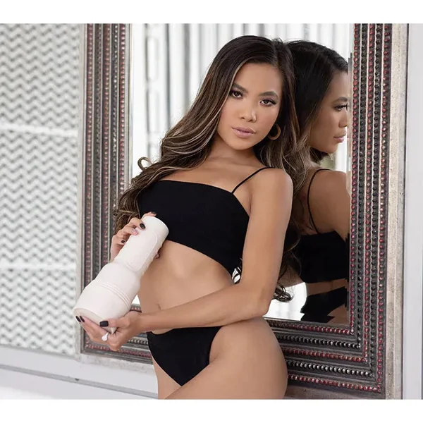 Fleshlight® Girl Vina Sky Vivacious Butt Masturbator